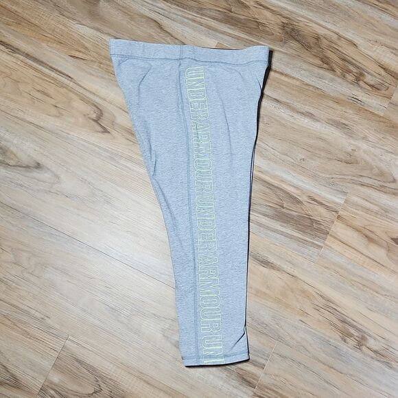 🔺️Under Armour Gray Fitted Spellout Cropped Athletic Pants Medium - Picture 2 of 7